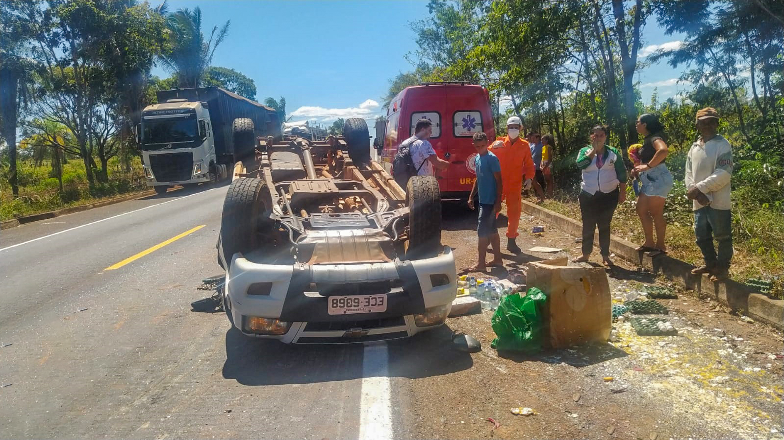 Camionete ficou de rodas para cima após capotar na BR - 153