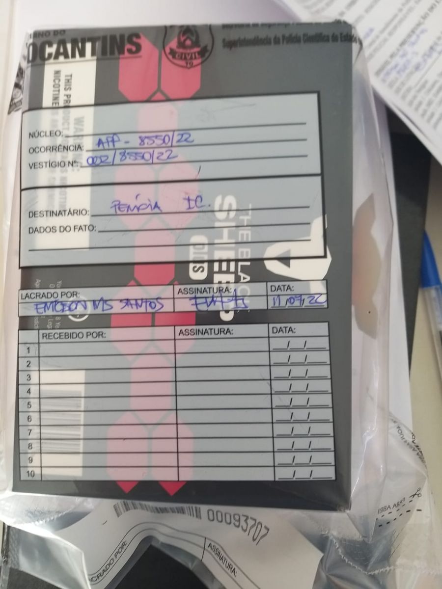 Durante as buscas foram encontrados dois aparelhos celulares e um notebook de procedência criminosa