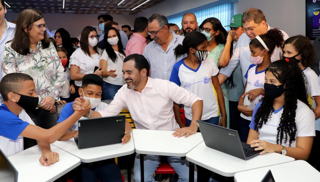  Por entender a importância da valorização dos servidores públicos, sobretudo dos professores, responsáveis pela formação das crianças e adolescentes tocantinenses, Wanderlei Barbosa concedeu, nestes 365 dias, o pagamento de retroativos e data-base a estes profissionais