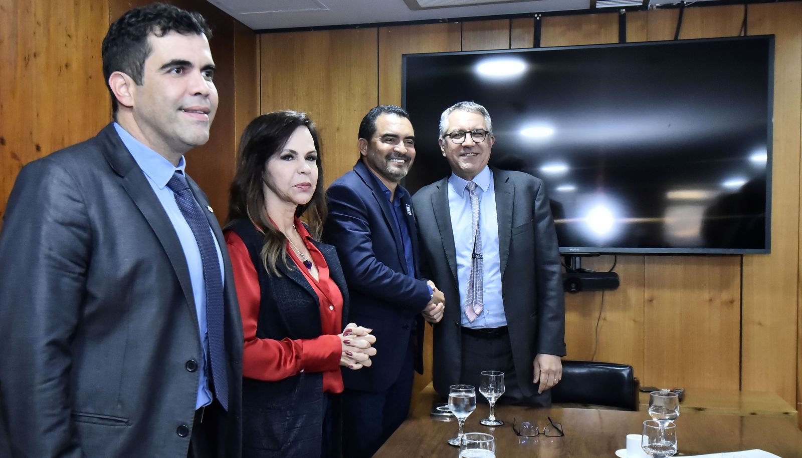 Além dos secretários de Estado, a audiência do governador Wanderlei Barbosa com o ministro Alexandre Padilha foi acompanhada pela senadora Dorinha e o deputado federal Ricardo Ayres 