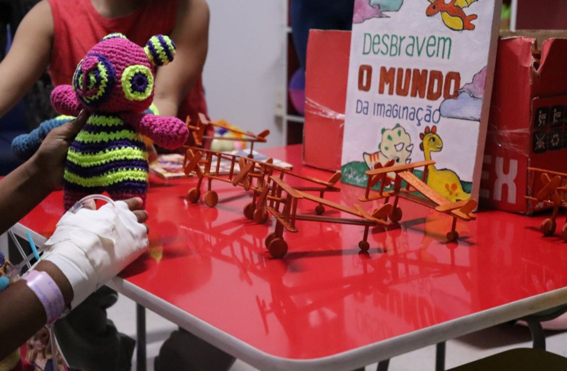 Dentre os brinquedos entregues, estão pequenos aviões de madeiras, bonecos amigurumis, bolas, blocos de montar, jogos de dominó entre outros.