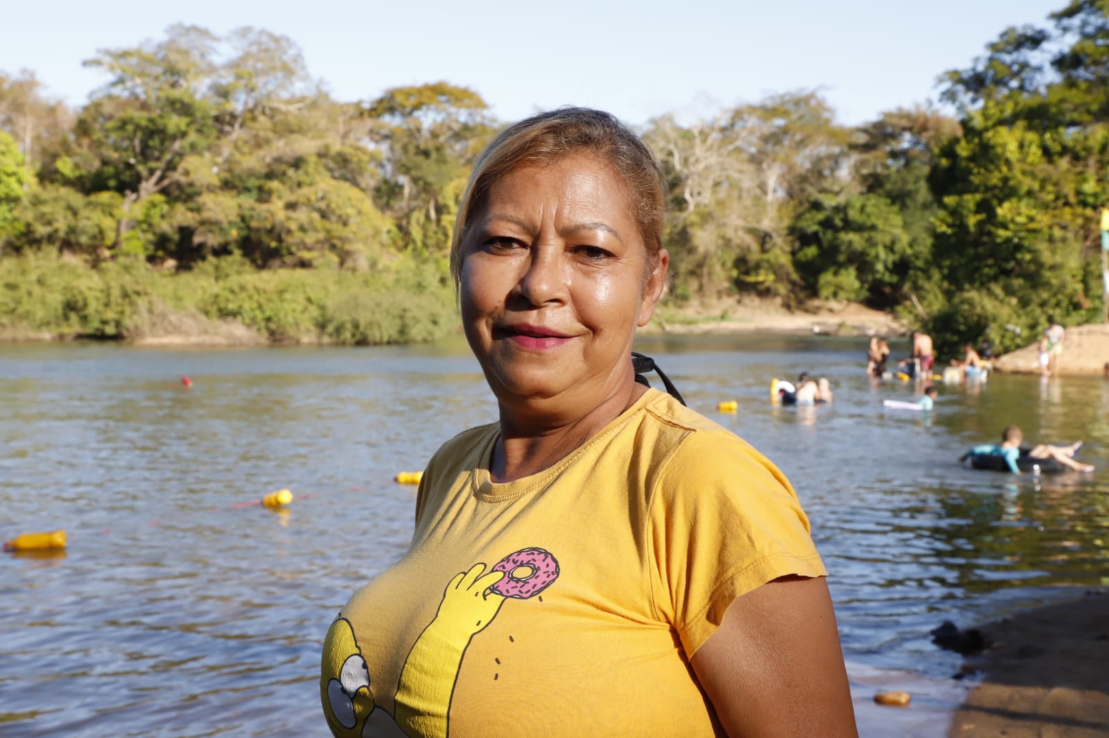 Comerciante e funcionária pública de Talismã, Marta Dias, monta há 15 anos estrutura para atender os turistas na praia do Balneário Cachoeira