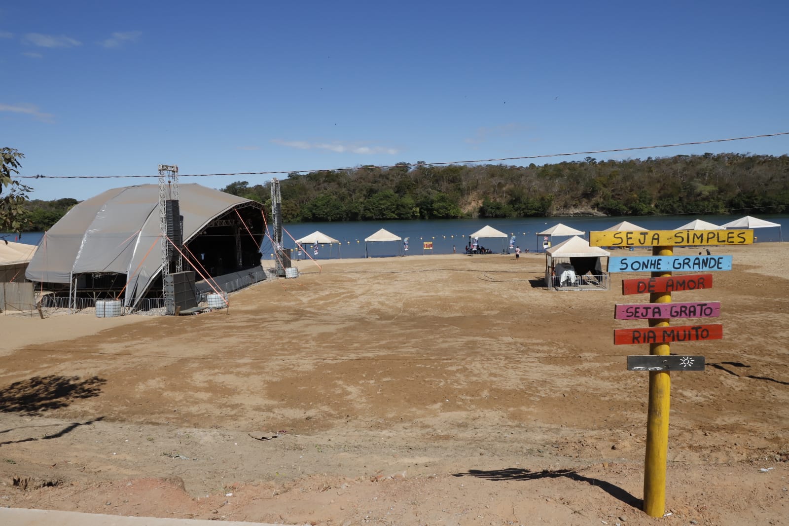 Paranã tem estrutura de 18 barracas, posto de saúde, posto da polícia militar, área para prática de esportes, banheiros químicos, área de camping, espaço demarcado para banho, e palco geospace, onde são realizadas shows musicais