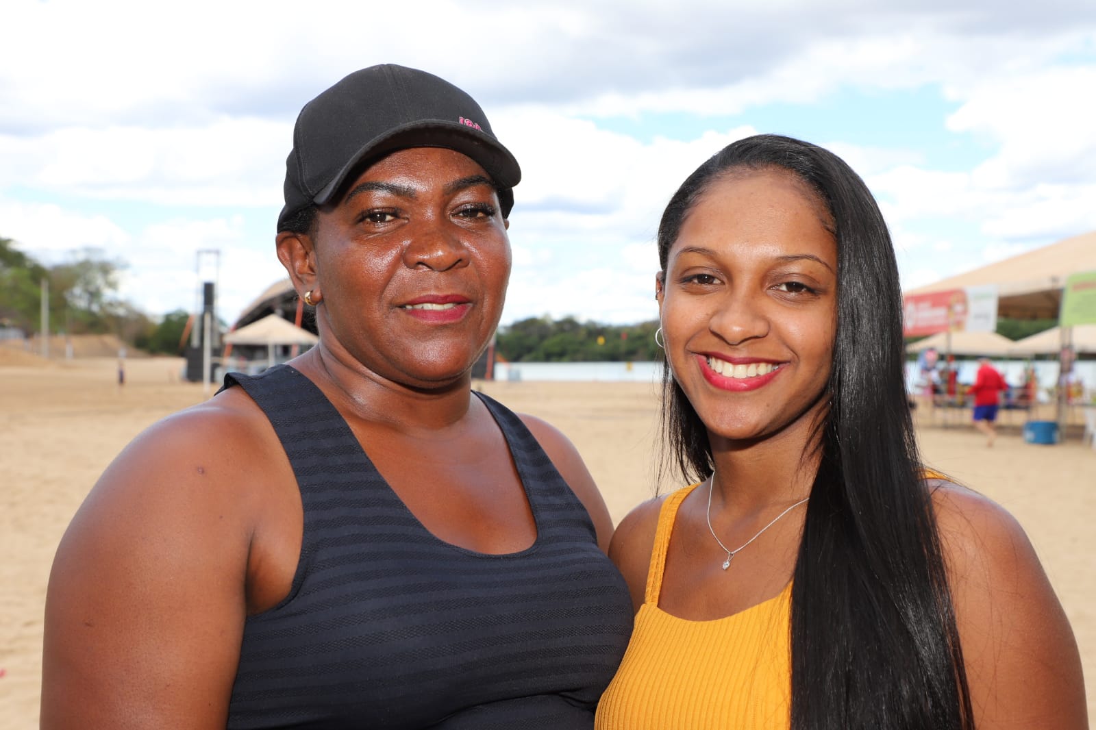 Carmem Lúcia Gomes e Sâmia Gomes, mãe e filha, têm bar e restaurante no centro de Paranã e quando chega a temporada de verão montam barraca na praia