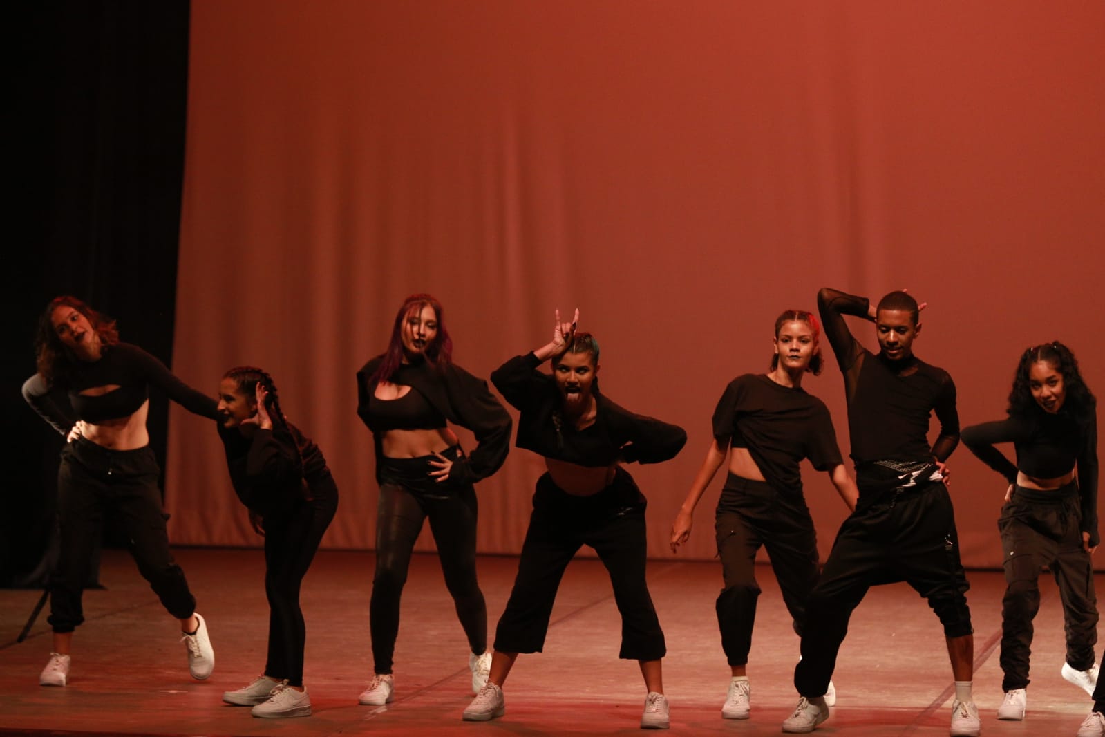 Conjunto Danças Urbanas, dos coreógrafos Fernando Faleiro e Diego Neves, destaque no Festival Internacional