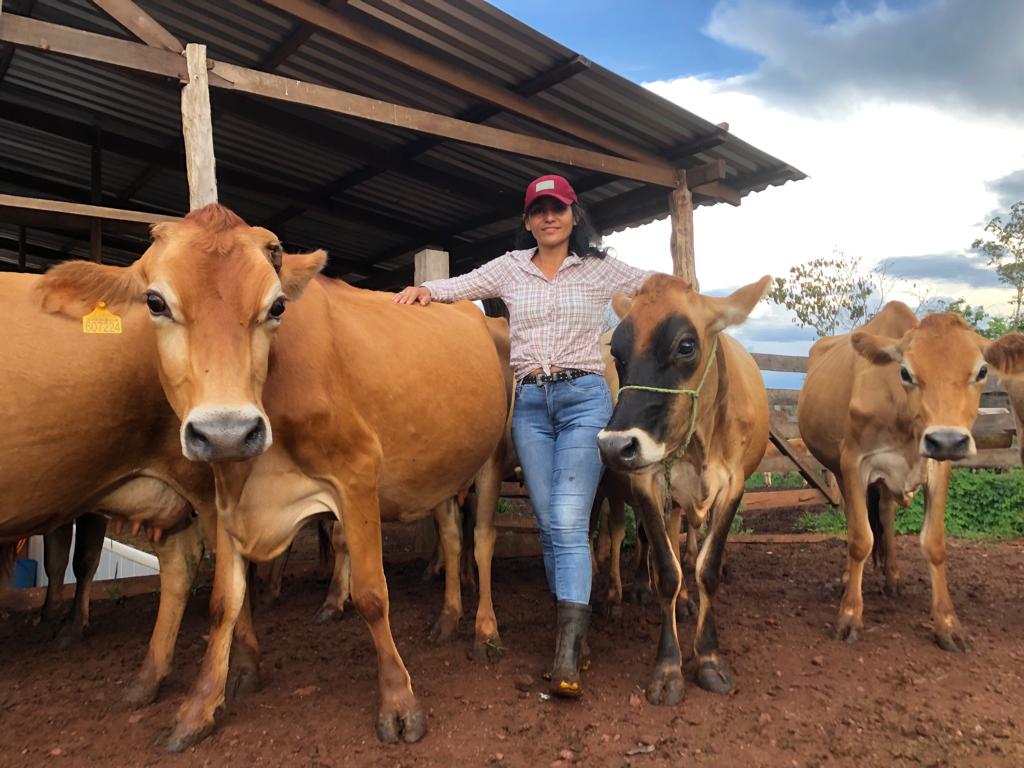 Mãe, esposa e criadora de gado leiteiro Jersey,  Daiane Francisco Neves, 34 anos, é a mulher homenageada pelo Ruraltins neste 8 de Março, Dia Internacional da Mulher