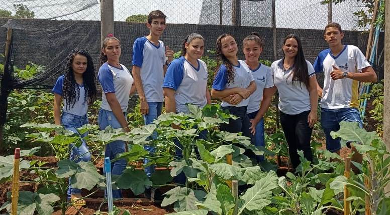 Professora Regina transformou a horta escolar em laboratório de aprendizagens