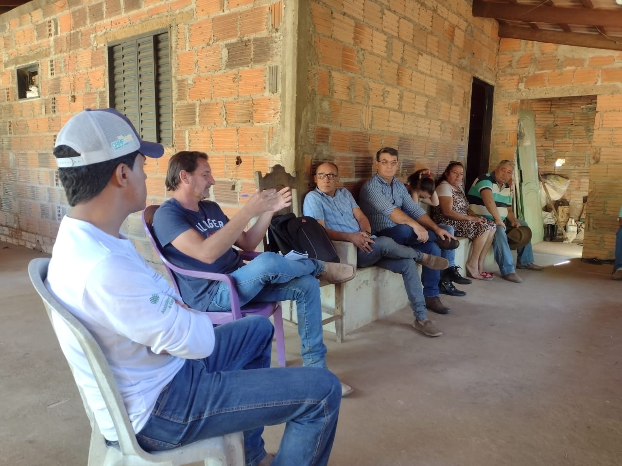 Reunião com os técnicos do Ruraltins e produtores, explicando o passo a passo para um melhor manejo do gado e aumento de produção de leite.