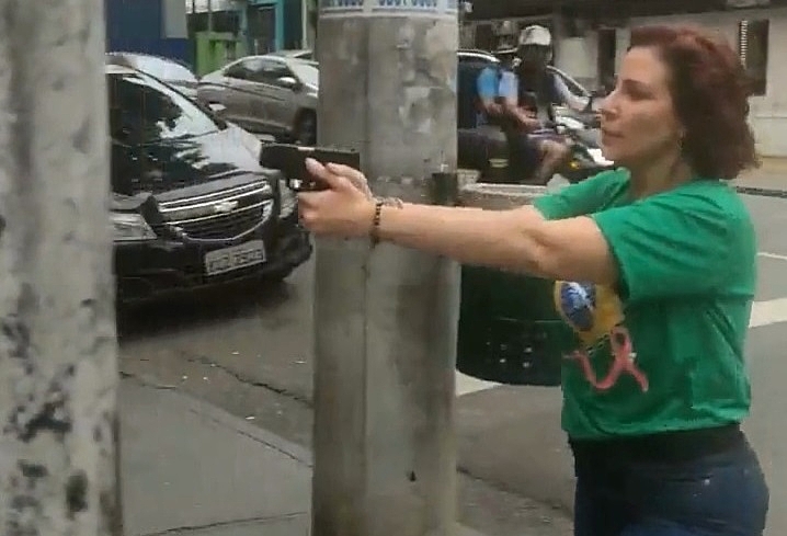 Reprodução de vídeo que mostra Zambelli perseguindo militante do PT