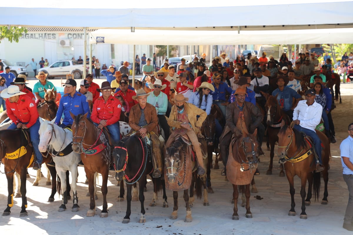  Após dois anos, vaqueiros, cavaleiros e amazonas subiram novamente no cavalo e seguiram o cortejo pela cidade até a praça da matriz, onde ocorreu a missa