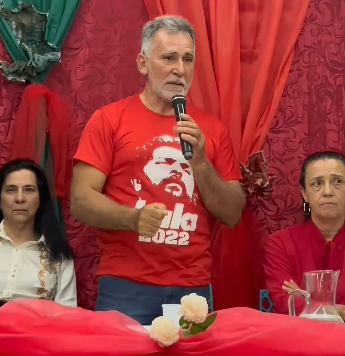Ex-prefeito José Santana Neto discursa durante convenção da Federação Brasil da Esperança.