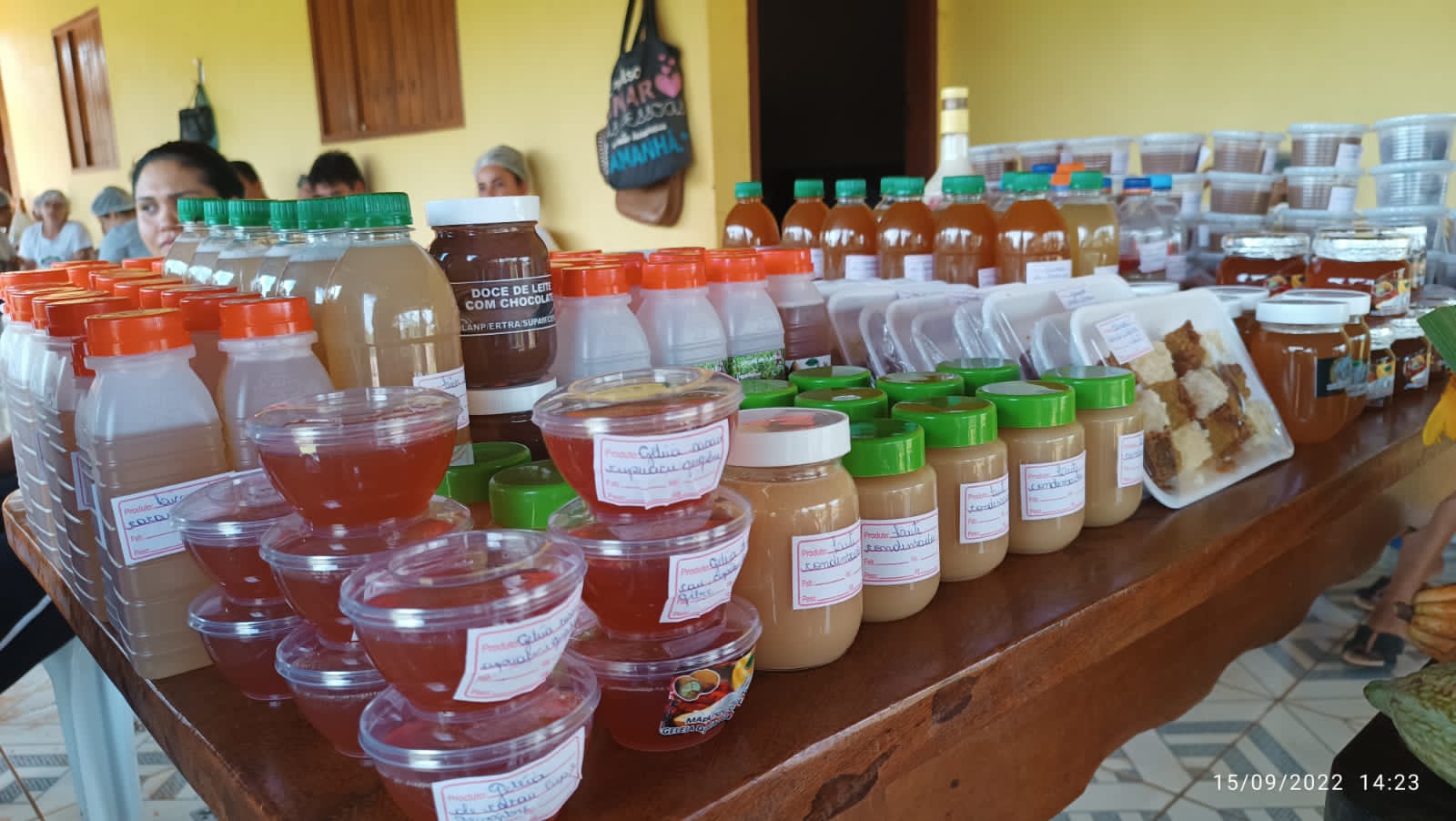 Frutas são transformadas em diferentes produtos para compor a renda familiar