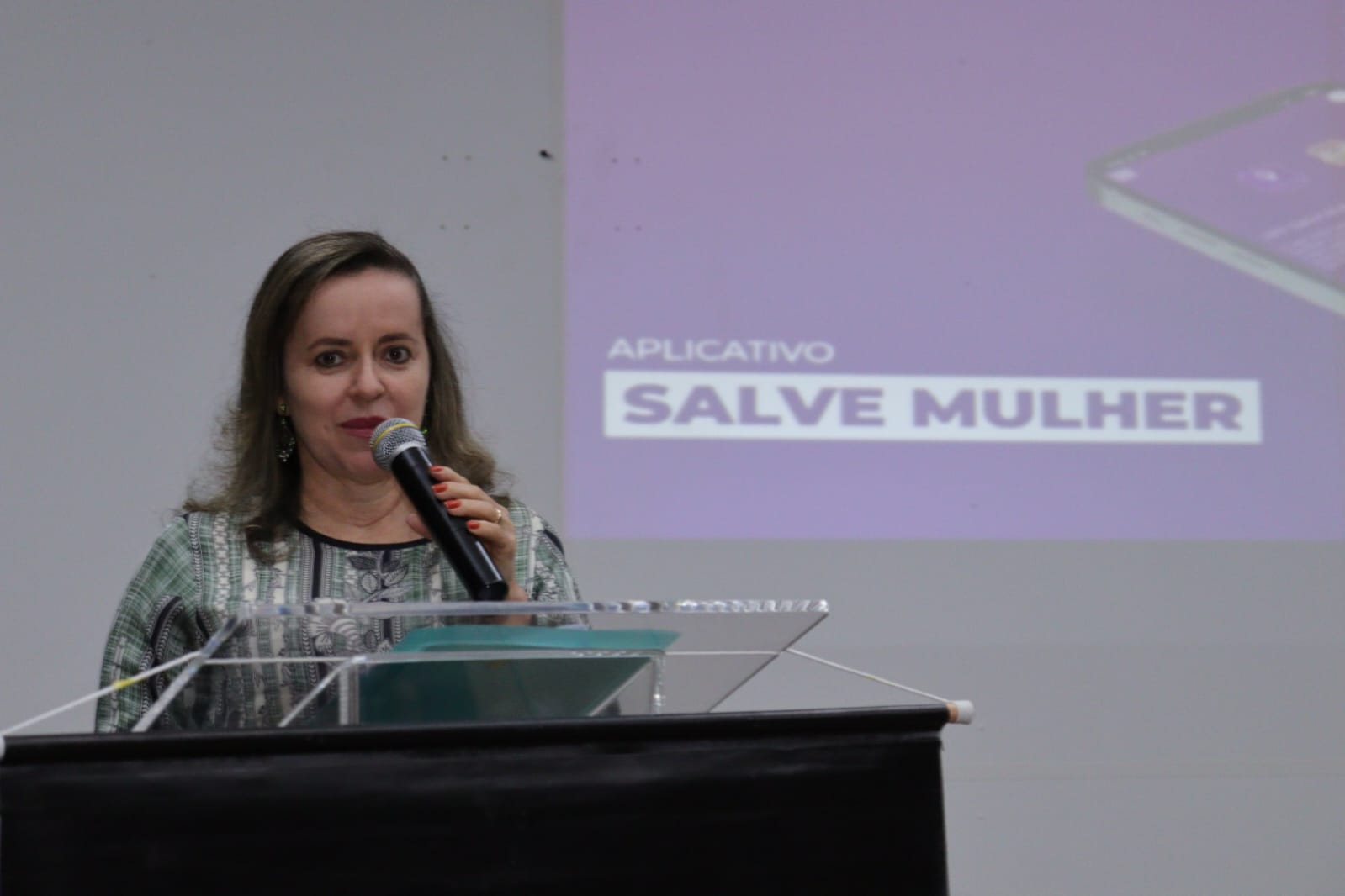 A juíza da Vara Especializada no Combate à Violência Doméstica, doutora Cirlene Maria de Oliveira, também ressaltou sua alegria com a possibilidade de utilização do aplicativo pelas mulheres
