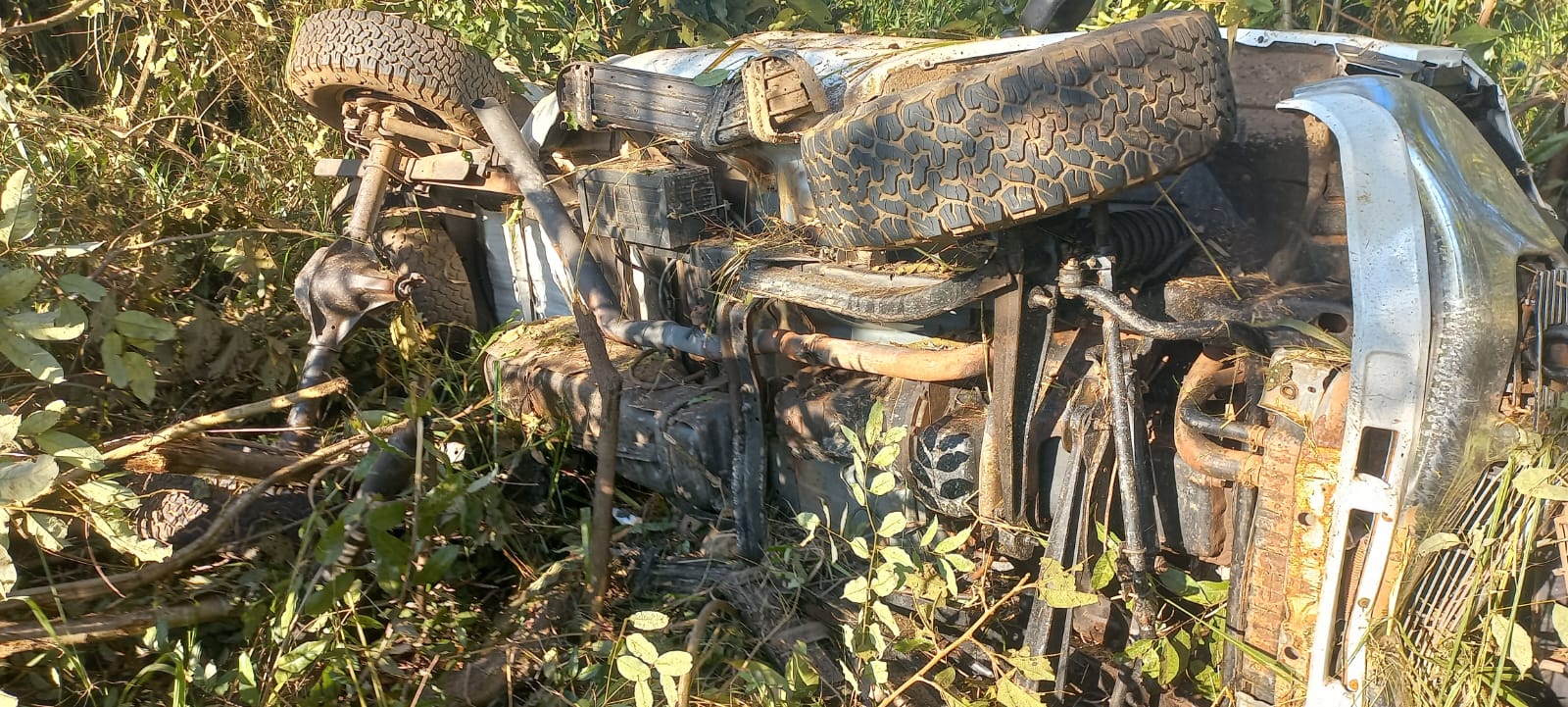 Veículo ficou destruído após capotamento