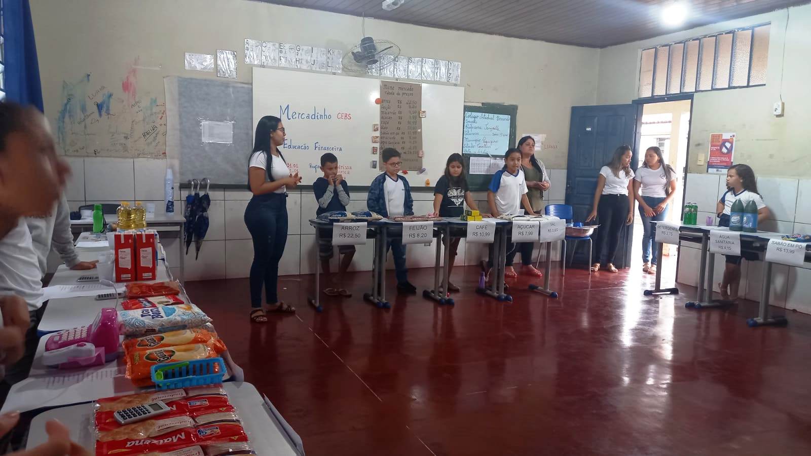 Projeto interdisciplinar sobre o Sistema Monetário Brasileiro culminou com a realização de um minimercado em sala de aula