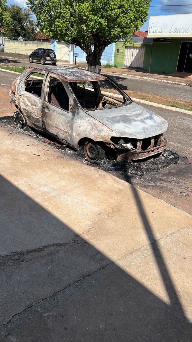 Veículo incendiado ficou completamente destruído 