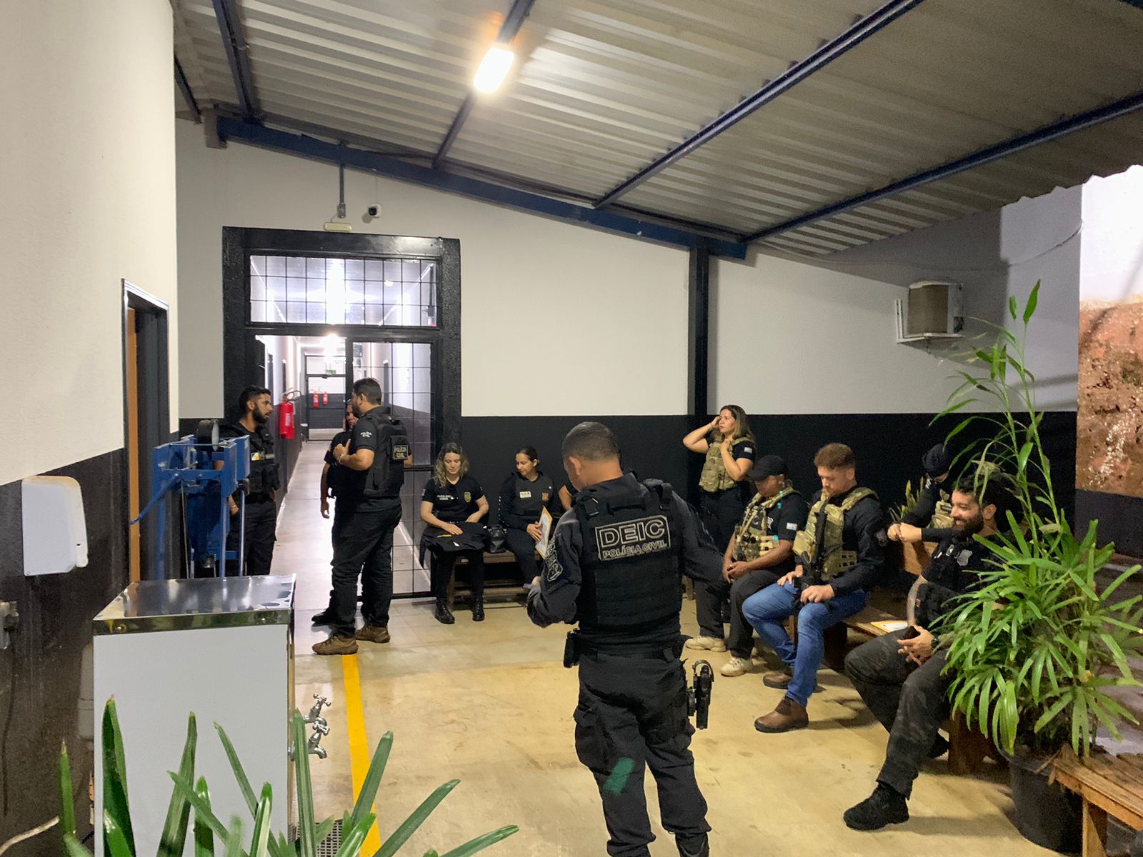 Dezenas de policiais participaram da operação.