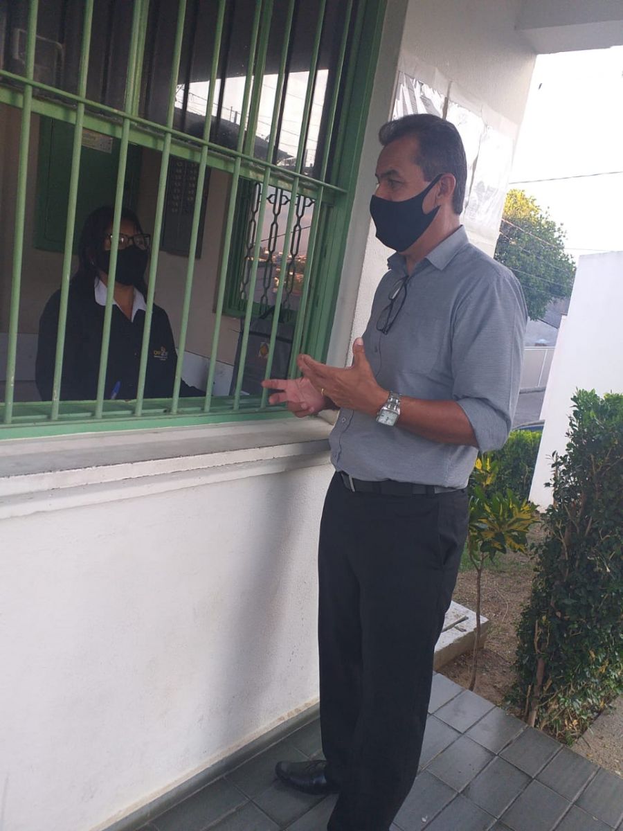 Síndico Antônio Carlos durante orientação à profissional de portaria