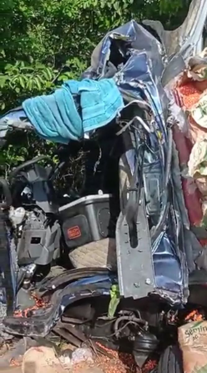 Situação em que ficou a frente do caminhão que transportava grãos — Foto: Divulgação/Bombeiros
