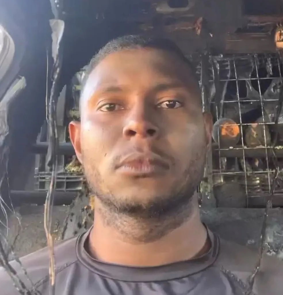 Hiaggo Henrique, ou Django, se emocionou ao entrar dentro do carro destruído — Foto: Divulgação