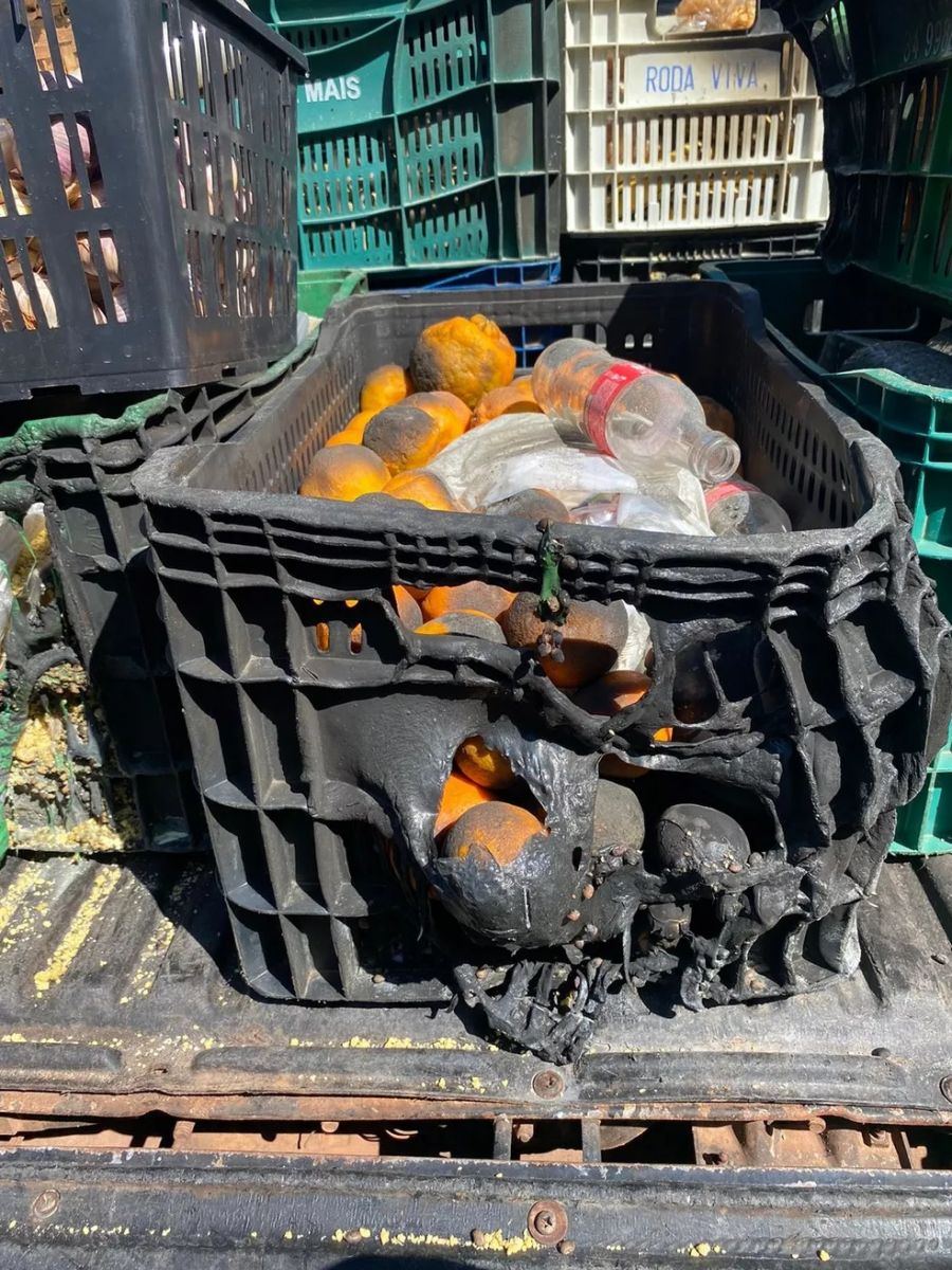 Frutas e outras mercadorias ficaram destruídas — Foto: Divulgação