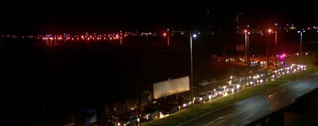 Bloqueio na ponte em Palmas durante a noite