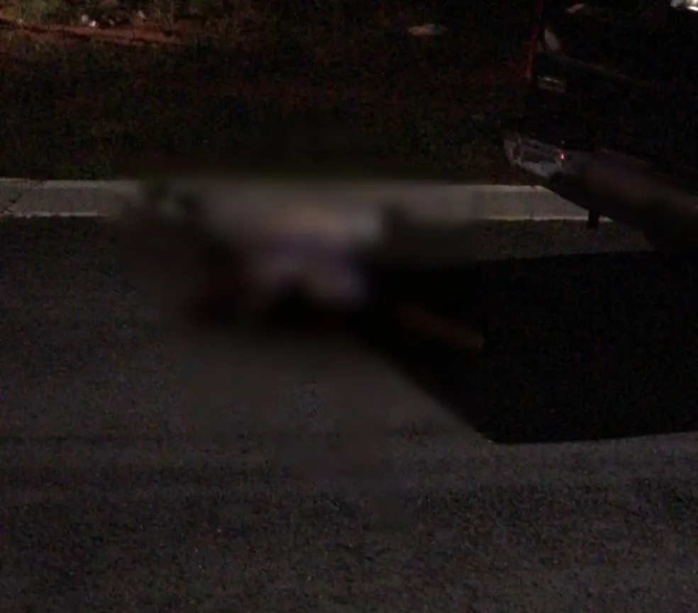 Homem morreu no meio da rua após ser baleado — Foto: Reprodução/Redes Sociais