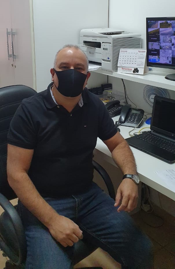 Síndico Paulo Palma em home office no condomínio onde mora