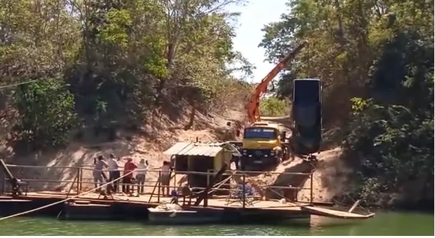 Caminhão retirou o veículo do rio Santa Tereza — Foto: Defesa Civil de Talismã/Divulgação