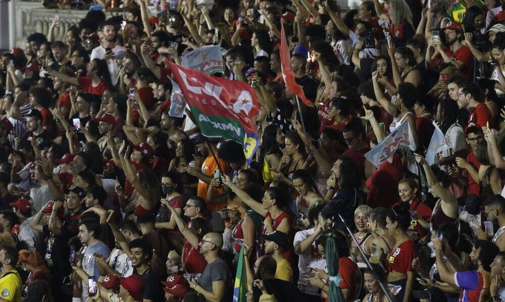Eleitores do PT comemoram vitória de Lula