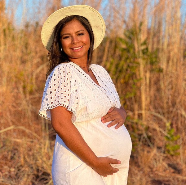 Karle Cristina Vieira estava grávida de 38 semanas. Ela e o bebê morreram no Hospital e Maternidade Dona Regina. — Foto: Arquivo Pessoal